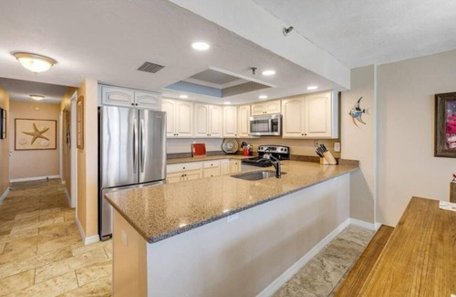 New Smyrna Beach Condominio | Top floor beach front suite with 27' balcony & rooftop pool.