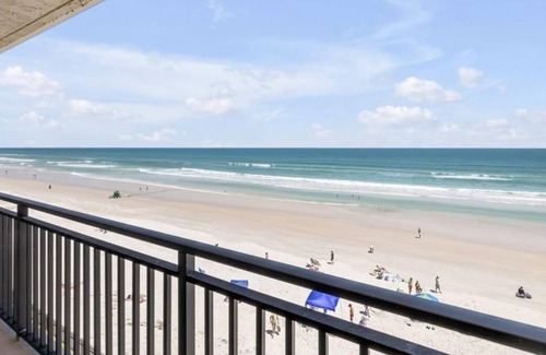New Smyrna Beach Condominio | Top floor beach front suite with 27' balcony & rooftop pool.