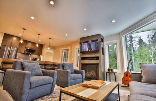 East Kootenay Condominio | Top Floor Corner Unit with the Best Views of the Mountain