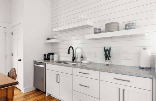 South of Broad Apartamento | Top Floor & Lake Views! Stylish 2BR Downtown Condo