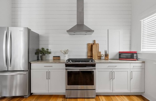 South of Broad Apartamento | Top Floor & Lake Views! Stylish 2BR Downtown Condo