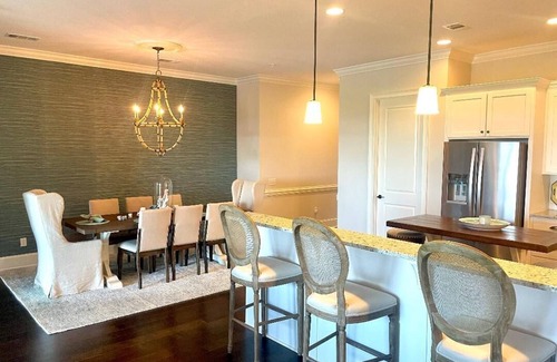 Darien Condominio | Top Floor luxury 3-bedroom condo w/river and marsh views - Walk to dining.