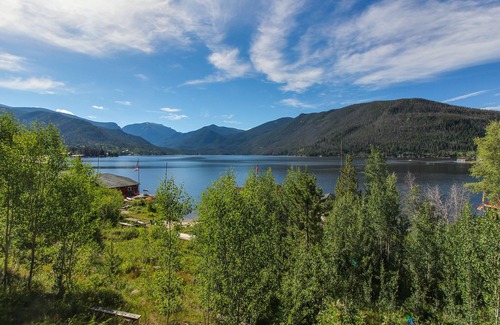 Grand Lake Condominio | Piso superior, condominio junto al río con altillo, balcón y comedor en el lugar. Cerca del pueblo y lago