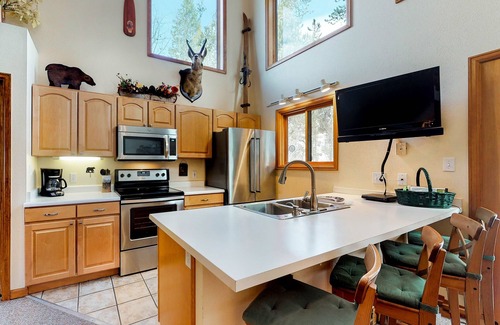 Grand Lake Condominio | Piso superior, condominio junto al río con altillo, balcón y comedor en el lugar. Cerca del pueblo y lago