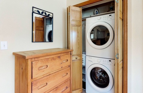 Grand Lake Condominio | Piso superior, condominio junto al río con altillo, balcón y comedor en el lugar. Cerca del pueblo y lago