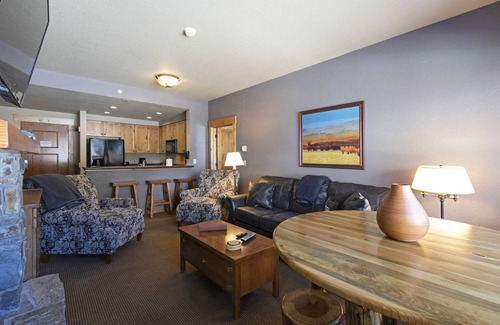 Whitefish Condominio | Top floor ski condo with direct ski in and out. Hiking and biking too! Hot tub