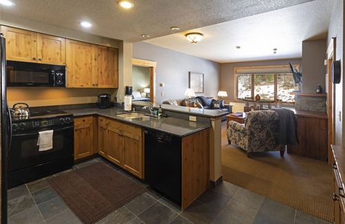 Whitefish Condominio | Top floor ski condo with direct ski in and out. Hiking and biking too! Hot tub