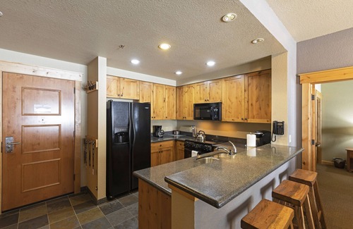 Whitefish Condominio | Top floor ski condo with direct ski in and out. Hiking and biking too! Hot tub