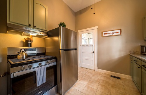 Vallejo Apartamento | ~ Top of St. Vincent Hill ~ Walk to Farmers Market, SF Ferry, & Transit Hub ~
