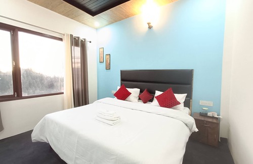 Kanatal Cama Y Desayuno | top of the mountain surrounding with nature view and snow caped mountains view f