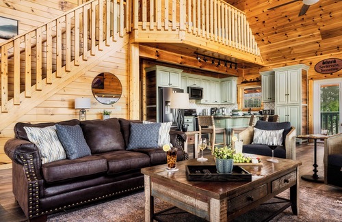 Gatlinburg - Pigeon Forge Cabina | Top-rated neighborhood + Mountain View! Outdoor + Indoor Pools