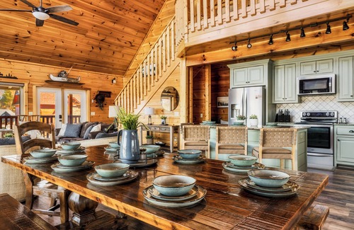 Gatlinburg - Pigeon Forge Cabina | Top-rated neighborhood + Mountain View! Outdoor + Indoor Pools