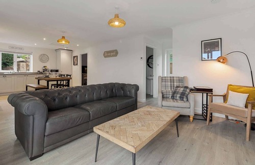 Newton Saint Cyres Casa | Tor Cottage -Private Hot Tub & Communal Swimming Pool with Fishing nearby