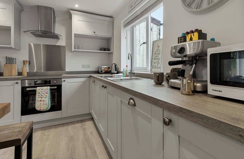 Newton Saint Cyres Casa | Tor Cottage -Private Hot Tub & Communal Swimming Pool with Fishing nearby