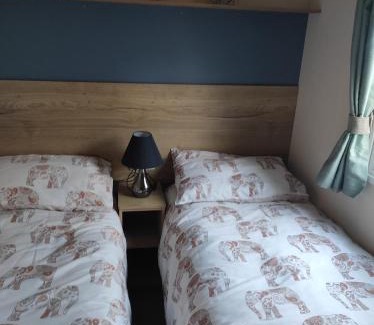 Paignton Complejo | Torbay Holiday Home at The Waterside Holiday Park - With Deck and Sea View