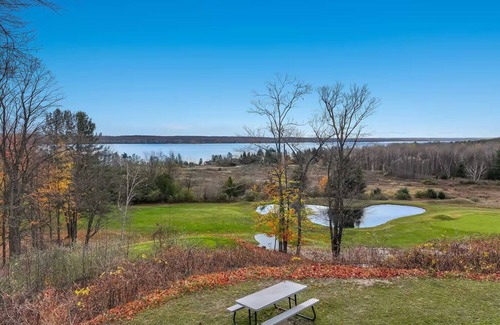 Kewadin Condominio | 🛶 Torch Lake Vista – A-Ga-Ming Golf & Lakeview Condo | Large Patio ➠ 741/Unit 9A