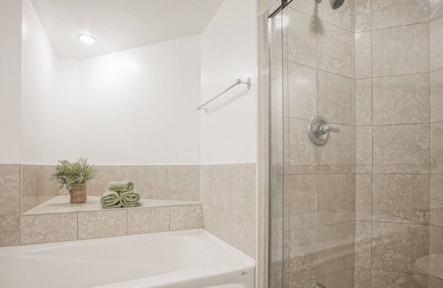 Central Waterfront Condominio | Toronto DT waterfront lakeview unit, minute walk to CN Tower, Convention Center,