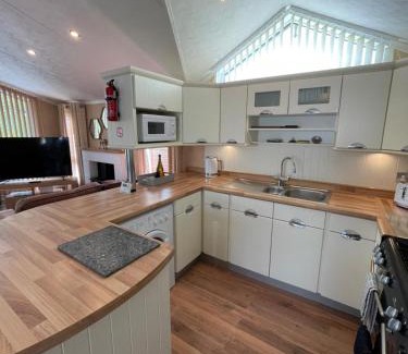 Swarland Villa | Torrey Pines - 2 bedroom hot tub lodge with free golf, NO BUGGY