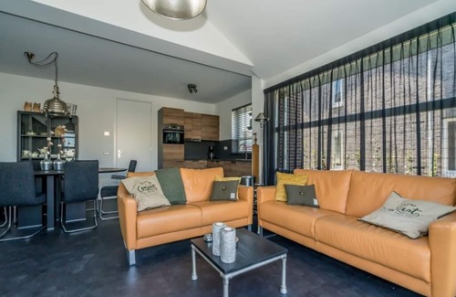 Oude-Tonge Casa | Resistente e industrial con mucho espacio alrededor de la casa.