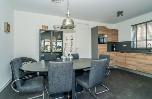 Oude-Tonge Casa | Resistente e industrial con mucho espacio alrededor de la casa.