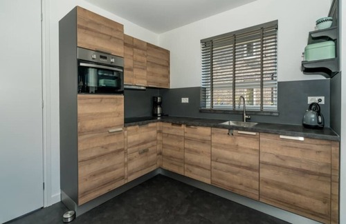 Oude-Tonge Casa | Resistente e industrial con mucho espacio alrededor de la casa.