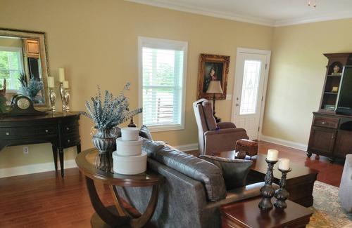 Tompkinsville Casa | Town Cabin