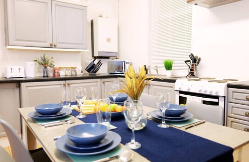 Stafford Casa | Town Centre House with parking, Wi-Fi