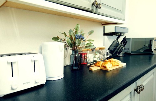 Stafford Casa | Town Centre House with parking, Wi-Fi