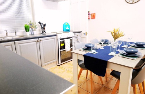 Stafford Casa | Town Centre House with parking, Wi-Fi