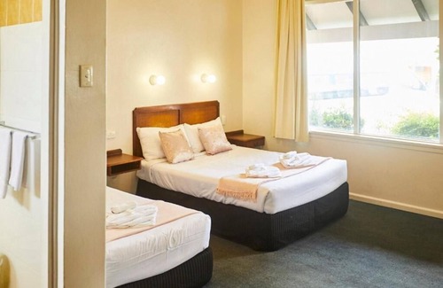 Strathfield Hotel | Town & Country Motel