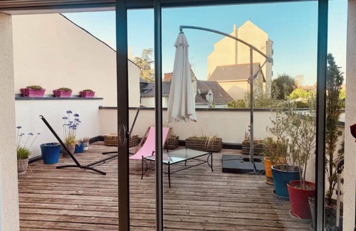 Saint-Serge Casa | Town house near town center + parks and gardens