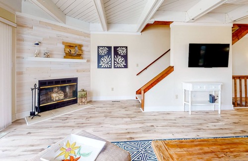 Rehoboth by the Sea Casa | Town of Dewey Beach home close to beach with W/D & fast WiFi - dogs OK