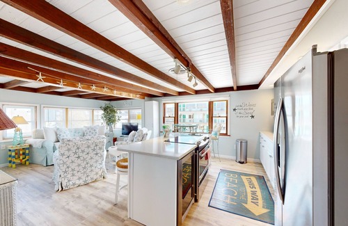 Rehoboth by the Sea Apartamento | Town of Dewey Beach coastal escape half-block walk to beach access