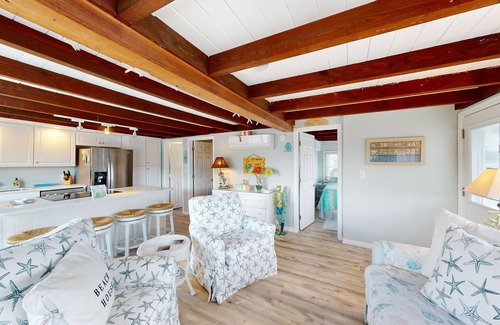 Rehoboth by the Sea Apartamento | Town of Dewey Beach coastal escape half-block walk to beach access