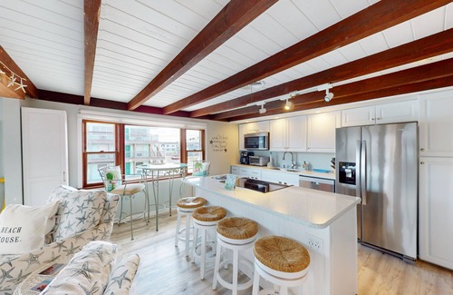 Rehoboth by the Sea Apartamento | Town of Dewey Beach coastal escape half-block walk to beach access