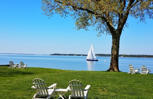 Oxford Apartamento | Town View King Apartment with Private Beach - Walk to shops and restaurants