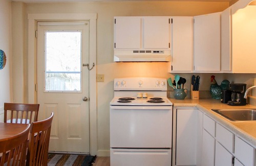 Topsham Casa | Townhome offering sunlit living spaces, just mins from Maine St, Brunswick.