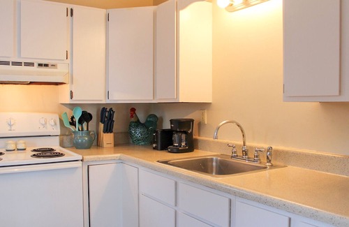 Topsham Casa | Townhome offering sunlit living spaces, just mins from Maine St, Brunswick.