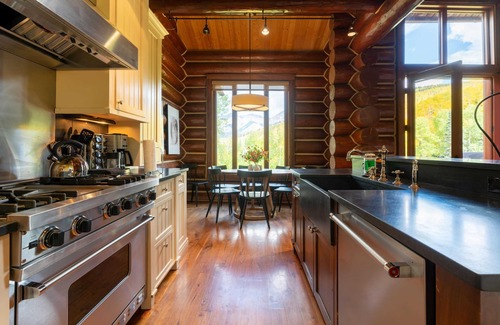 Mountain Village Casa | Townhome on the Creek 135 by Avantstay Ski In/ Ski Out Home w/ Hot Tub