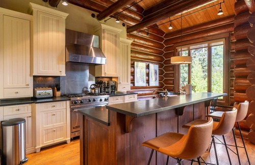 Mountain Village Casa | Townhome on the Creek 135 by Avantstay Ski In/ Ski Out Home w/ Hot Tub
