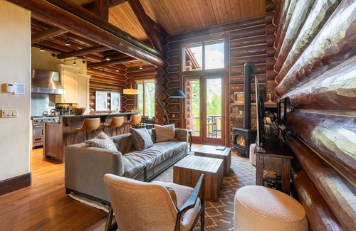 Mountain Village Casa | Townhome on the Creek 135 by Avantstay Ski In/ Ski Out Home w/ Hot Tub