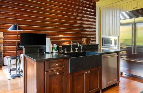 Mountain Village Casa | Townhome on the Creek 135 by Avantstay Ski In/ Ski Out Home w/ Hot Tub