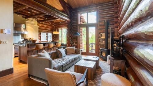 Mountain Village Casa | Townhome on the Creek 135 by AvantStay Ski In Ski Out Home w Hot Tub