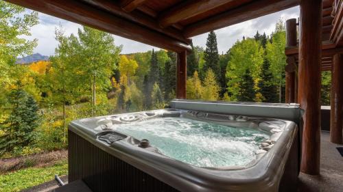 Mountain Village Casa | Townhome on the Creek 135 by AvantStay Ski In Ski Out Home w Hot Tub