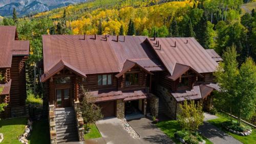 Mountain Village Casa | Townhome on the Creek 135 by AvantStay Ski In Ski Out Home w Hot Tub