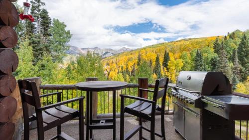 Mountain Village Casa | Townhome on the Creek 135 by AvantStay Ski In Ski Out Home w Hot Tub