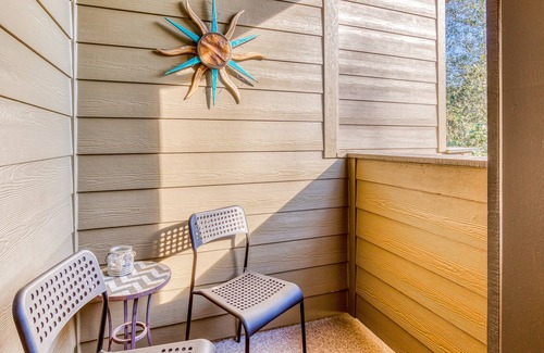 Troutdale Casa | Townhome with fireplace, game room, washer/dryer, firepit & yard