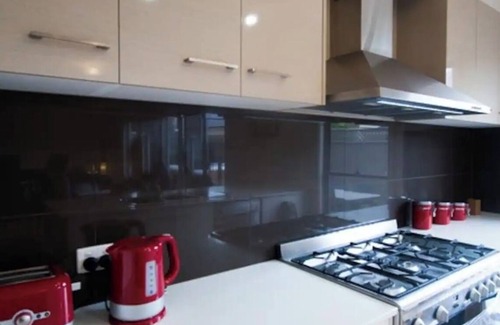 Echuca Casa | Townhouse on McKinlay - Central, spacious, luxurious 3 bdrm w/ hot tub & Foxtel