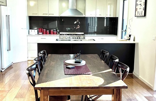 Echuca Casa | Townhouse on McKinlay - Central, spacious, luxurious 3 bdrm w/ hot tub & Foxtel