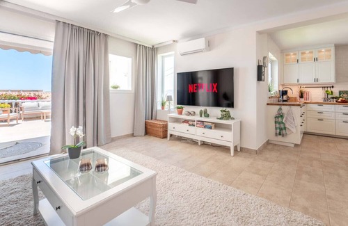 Nerja Chalet De Esquí | Adosado con terrazas, jardín y piscina comunitaria